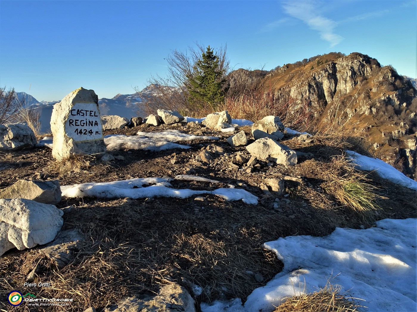 43 In vetta al Castel Regina (1424 m) con vista sul Foldone (1502 m).JPG